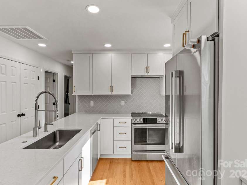 453 Riverview Drive, Asheville, NC 28806.  MLS# CAR4213246, YatesRealty ID 6012. 