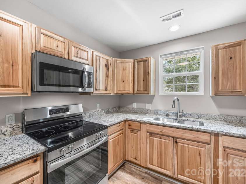 560 Walnut Street, Rock Hill, SC 29730.  MLS# CAR4305950, YatesRealty ID 6013. 