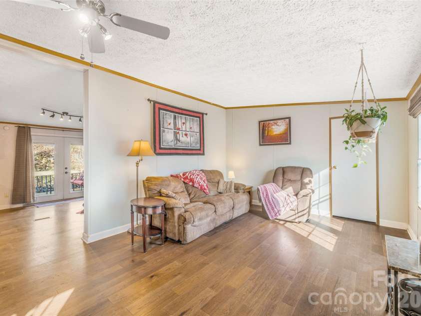 140 Crows nest Road, Hendersonville, NC 28791.  MLS# CAR4331397, YatesRealty ID 6016. 