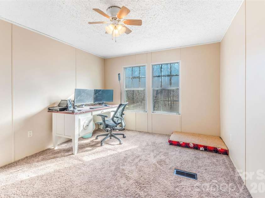 140 Crows nest Road, Hendersonville, NC 28791.  MLS# CAR4331397, YatesRealty ID 6016. 