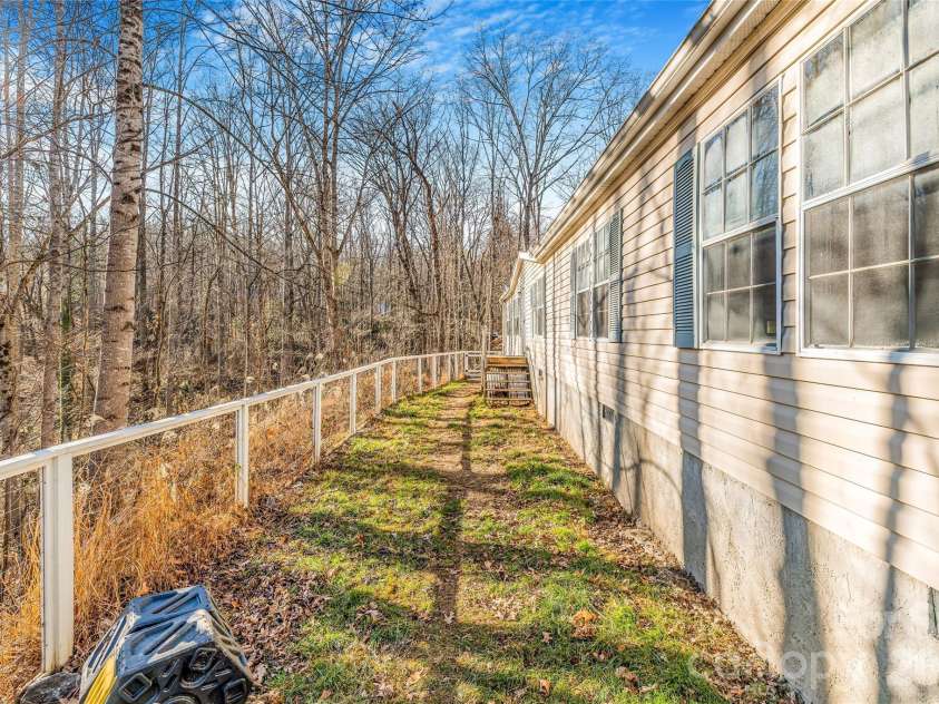 140 Crows nest Road, Hendersonville, NC 28791.  MLS# CAR4331397, YatesRealty ID 6016. 