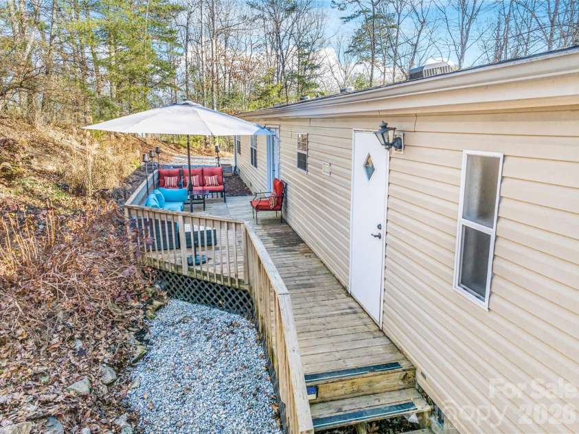 140 Crows nest Road, Hendersonville, NC 28791.  MLS# CAR4331397, YatesRealty ID 6016. 
