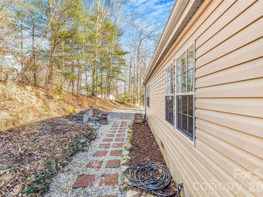 140 Crows nest Road, Hendersonville, NC 28791.  MLS# CAR4331397, YatesRealty ID 6016. 