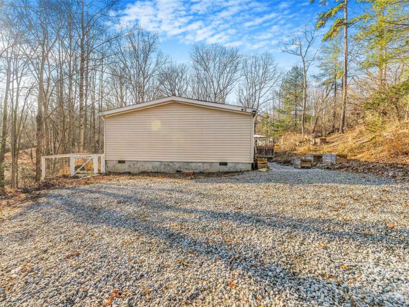 140 Crows nest Road, Hendersonville, NC 28791.  MLS# CAR4331397, YatesRealty ID 6016. 