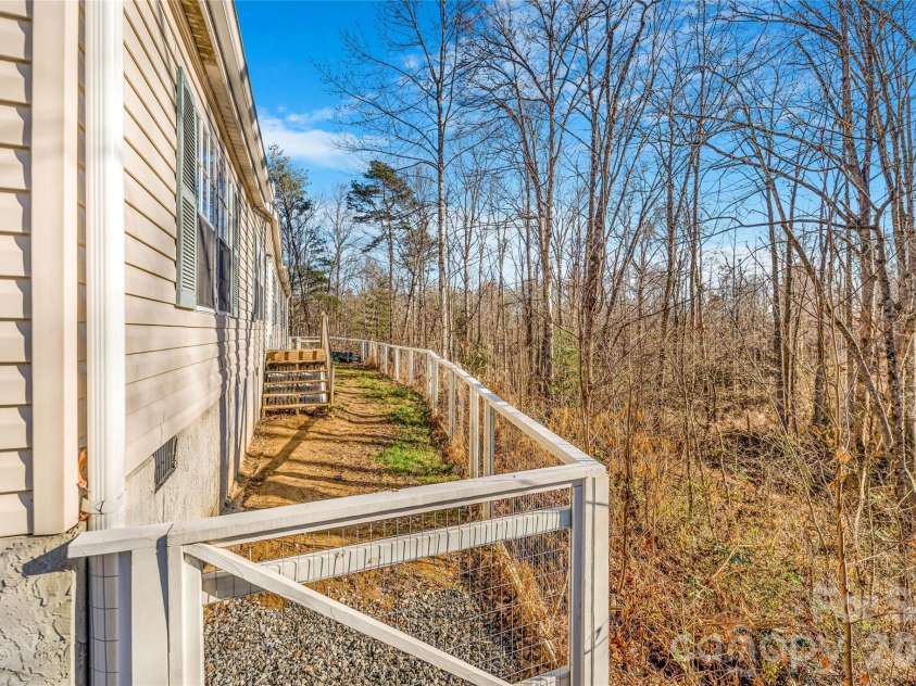 140 Crows nest Road, Hendersonville, NC 28791.  MLS# CAR4331397, YatesRealty ID 6016. 