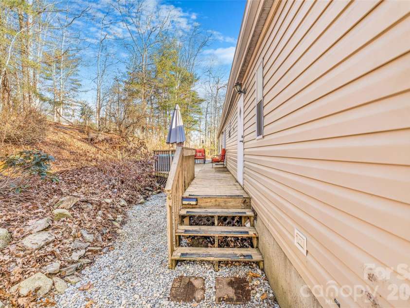 140 Crows nest Road, Hendersonville, NC 28791.  MLS# CAR4331397, YatesRealty ID 6016. 