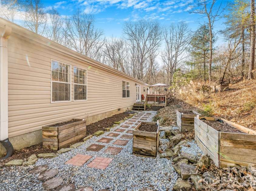 140 Crows nest Road, Hendersonville, NC 28791.  MLS# CAR4331397, YatesRealty ID 6016. 