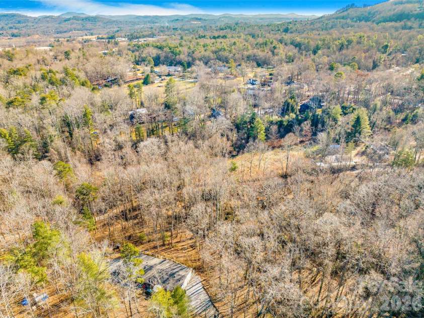 140 Crows nest Road, Hendersonville, NC 28791.  MLS# CAR4331397, YatesRealty ID 6016. 