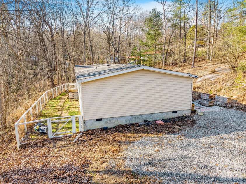 140 Crows nest Road, Hendersonville, NC 28791.  MLS# CAR4331397, YatesRealty ID 6016. 
