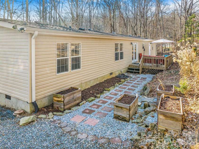 140 Crows nest Road, Hendersonville, NC 28791.  MLS# CAR4331397, YatesRealty ID 6016. 