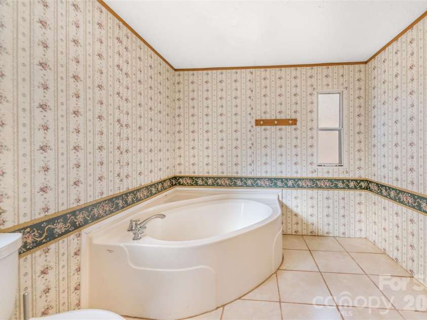 140 Crows nest Road, Hendersonville, NC 28791.  MLS# CAR4331397, YatesRealty ID 6016. Bathroom 