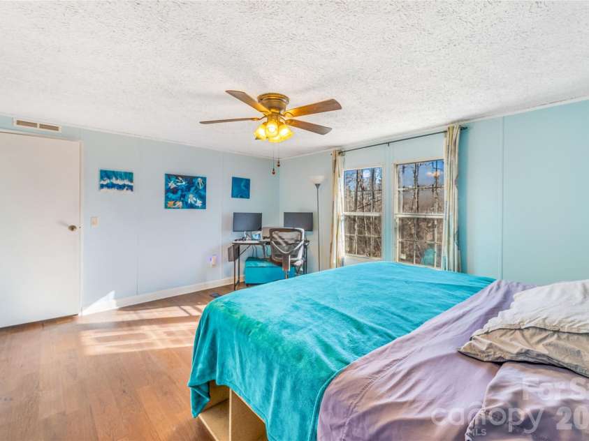 140 Crows nest Road, Hendersonville, NC 28791.  MLS# CAR4331397, YatesRealty ID 6016. Great natural light 