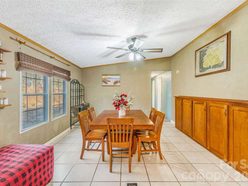 140 Crows nest Road, Hendersonville, NC 28791.  MLS# CAR4331397, YatesRealty ID 6016. Large dining area
