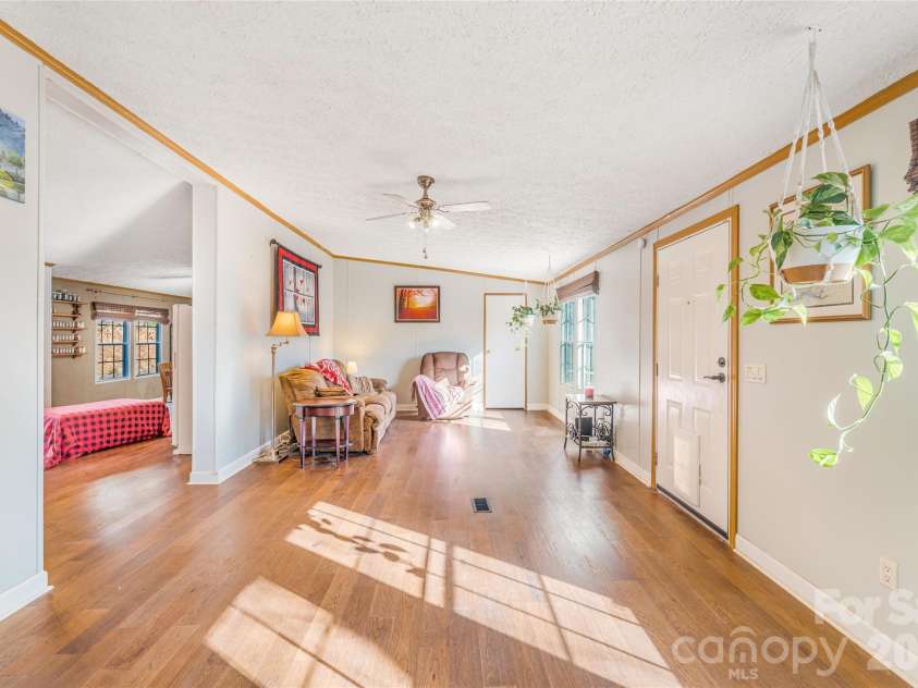 140 Crows nest Road, Hendersonville, NC 28791.  MLS# CAR4331397, YatesRealty ID 6016. Open to kitchen and dining 