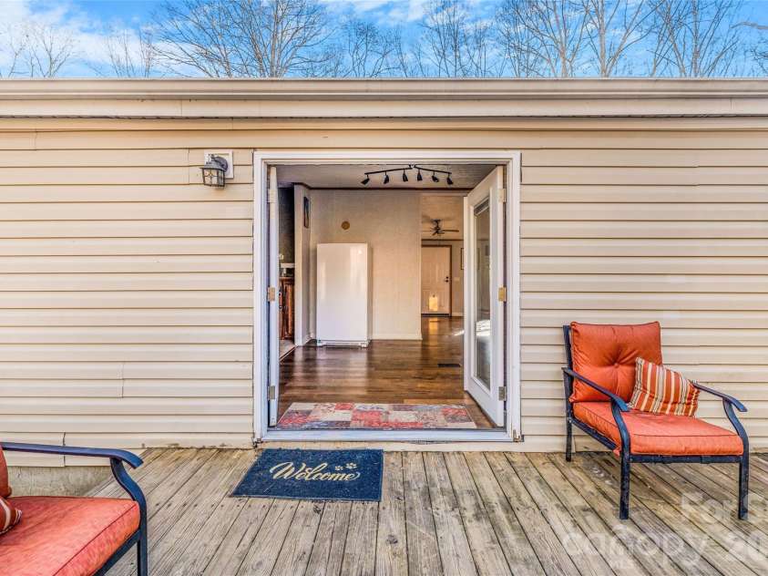 140 Crows nest Road, Hendersonville, NC 28791.  MLS# CAR4331397, YatesRealty ID 6016. Step into the open dining/kitcehn
