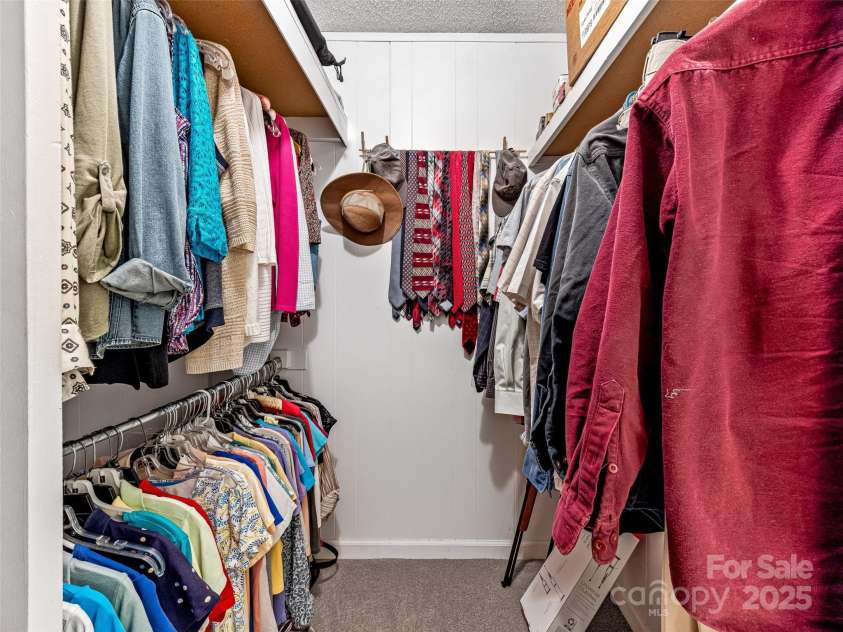 29 Tall Oaks Road, Candler, NC 28715.  MLS# CAR4163907, YatesRealty ID 6016. Spacious walk-in primary closet