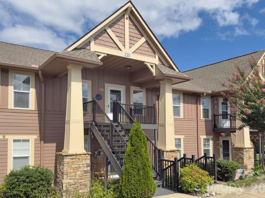 1104 Deermouse Way, Hendersonville, NC 28792.  MLS# CAR4296698, YatesRealty ID 6018. Welcome home!
