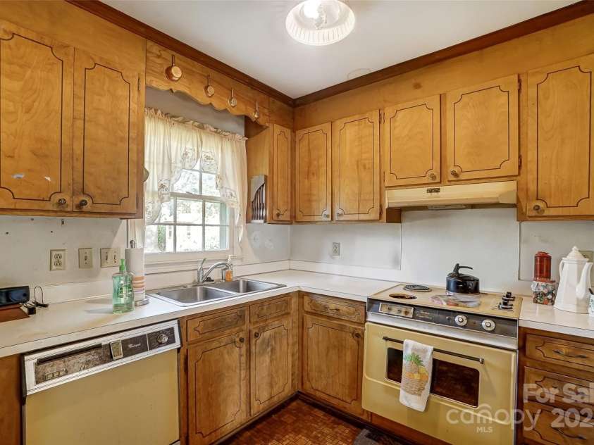 7000 David Avenue, Charlotte, NC 28214.  MLS# CAR4242117, YatesRealty ID 6018. 