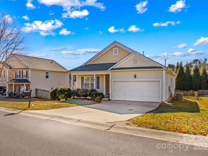 124 Zolder Lane, Mooresville, NC 28117.  MLS# CAR4213674, YatesRealty ID 6019. 124 Zolder Ln Driveway,  plenty of space between homes on this .24 acre property