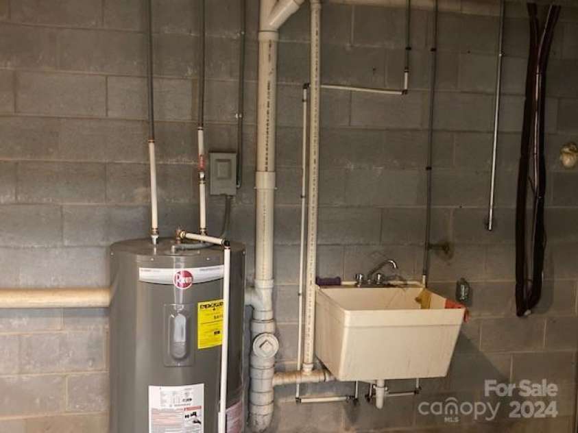 562 FOREST Drive, Wilkesboro, NC 28697.  MLS# CAR4181886, YatesRealty ID 602. 