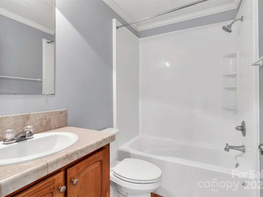 530 Ole Simpson Place, Catawba, SC 29704.  MLS# CAR4329063, YatesRealty ID 6021. Guest Bath