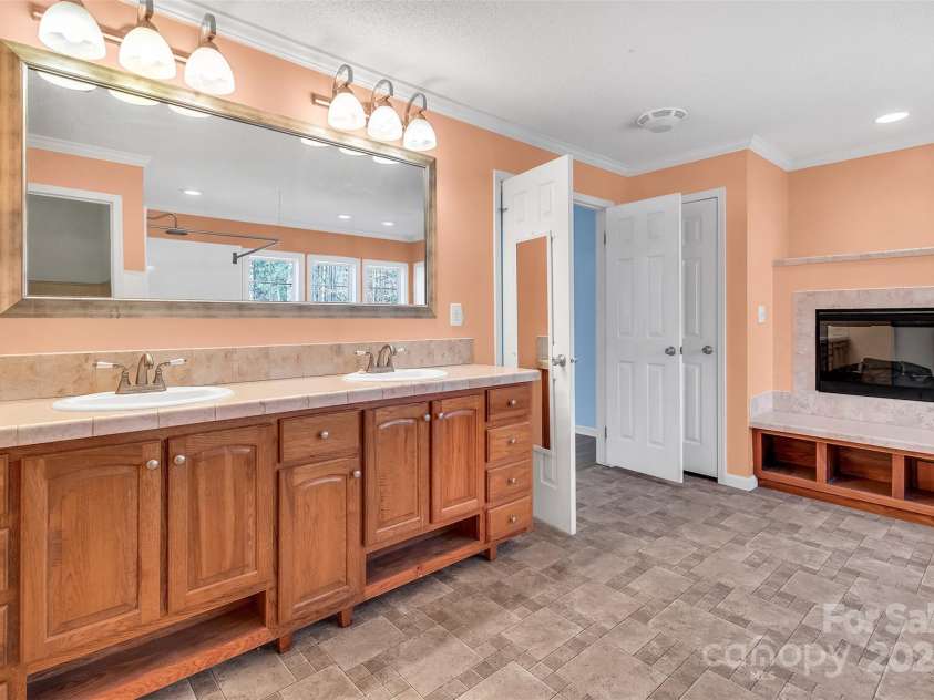 530 Ole Simpson Place, Catawba, SC 29704.  MLS# CAR4329063, YatesRealty ID 6021. Primary Bathroom