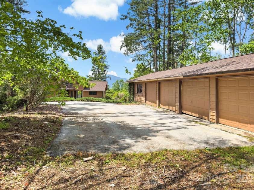 389 Orchard Road, Bakersville, NC 28705.  MLS# CAR4241299, YatesRealty ID 6026. 