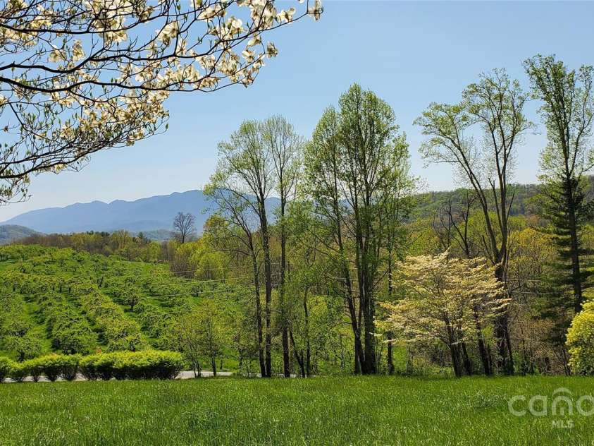 389 Orchard Road, Bakersville, NC 28705.  MLS# CAR4241299, YatesRealty ID 6026. 