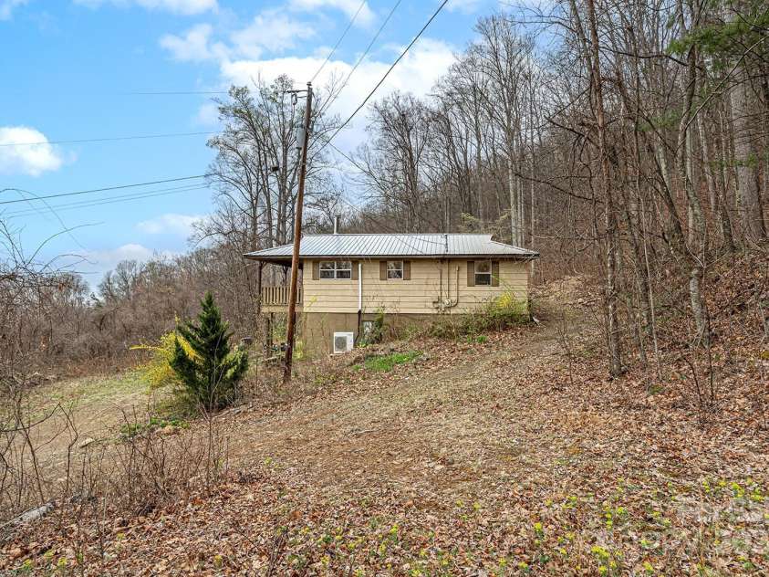 119 Pinnacle Mountain Road, Leicester, NC 28748.  MLS# CAR4240069, YatesRealty ID 6029. 