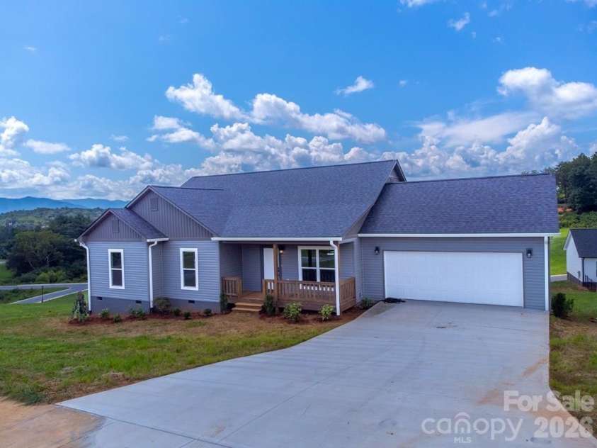 381 Scenic Ridge Circle, Franklin, NC 28734.  MLS# CAR4398880, YatesRealty ID 6029. 