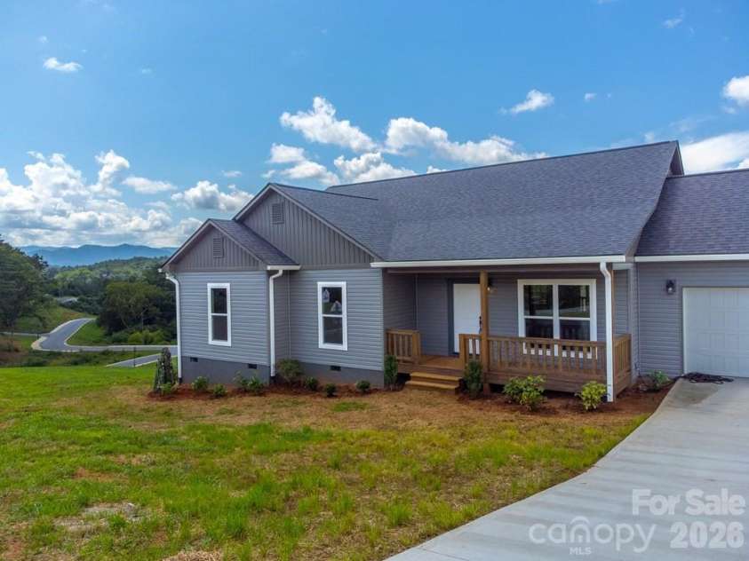 381 Scenic Ridge Circle, Franklin, NC 28734.  MLS# CAR4398880, YatesRealty ID 6029. 