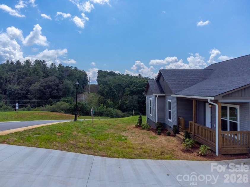 381 Scenic Ridge Circle, Franklin, NC 28734.  MLS# CAR4398880, YatesRealty ID 6029. 