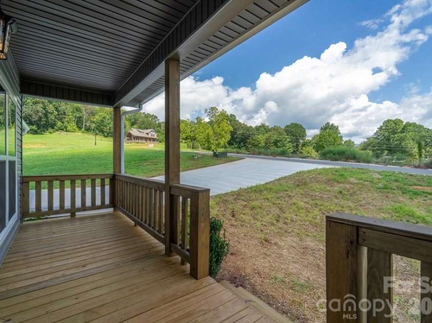 381 Scenic Ridge Circle, Franklin, NC 28734.  MLS# CAR4398880, YatesRealty ID 6029. 