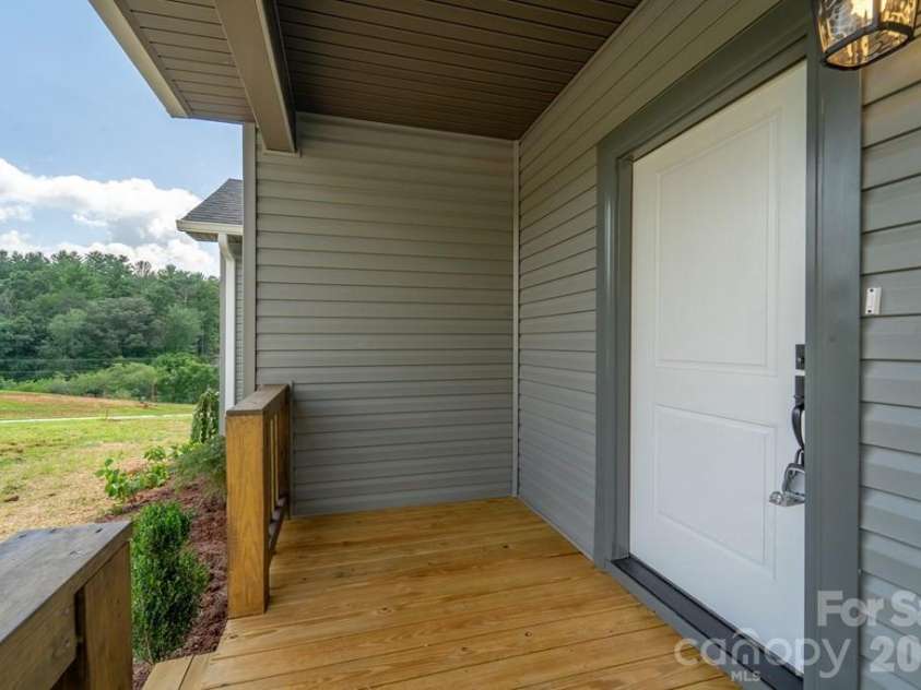 381 Scenic Ridge Circle, Franklin, NC 28734.  MLS# CAR4398880, YatesRealty ID 6029. 
