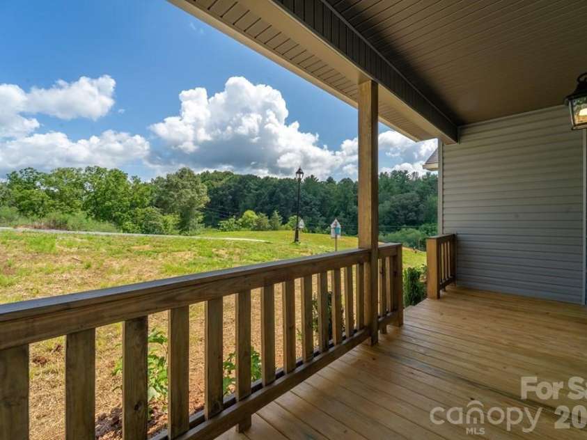 381 Scenic Ridge Circle, Franklin, NC 28734.  MLS# CAR4398880, YatesRealty ID 6029. 