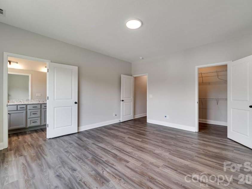 381 Scenic Ridge Circle, Franklin, NC 28734.  MLS# CAR4398880, YatesRealty ID 6029. 