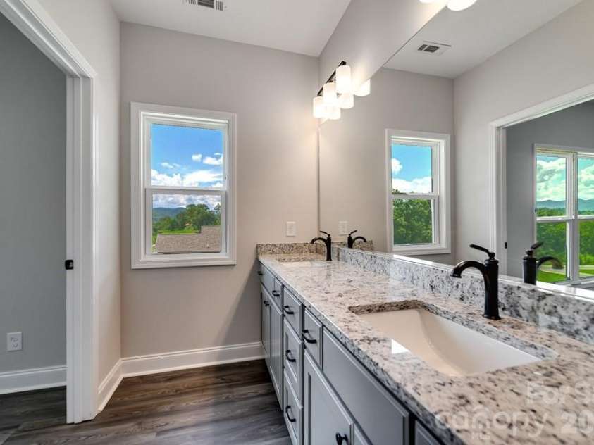 381 Scenic Ridge Circle, Franklin, NC 28734.  MLS# CAR4398880, YatesRealty ID 6029. 