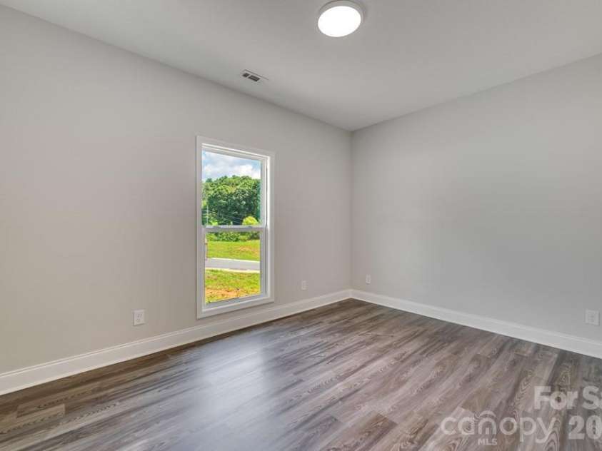 381 Scenic Ridge Circle, Franklin, NC 28734.  MLS# CAR4398880, YatesRealty ID 6029. 