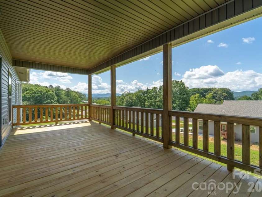 381 Scenic Ridge Circle, Franklin, NC 28734.  MLS# CAR4398880, YatesRealty ID 6029. 