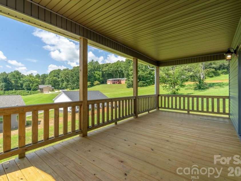 381 Scenic Ridge Circle, Franklin, NC 28734.  MLS# CAR4398880, YatesRealty ID 6029. 