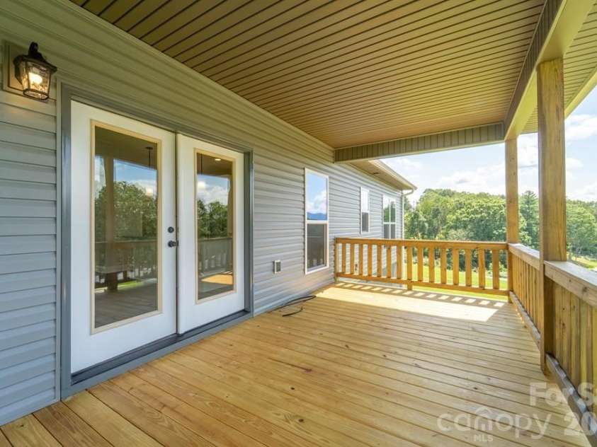 381 Scenic Ridge Circle, Franklin, NC 28734.  MLS# CAR4398880, YatesRealty ID 6029. 