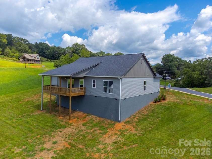 381 Scenic Ridge Circle, Franklin, NC 28734.  MLS# CAR4398880, YatesRealty ID 6029. 