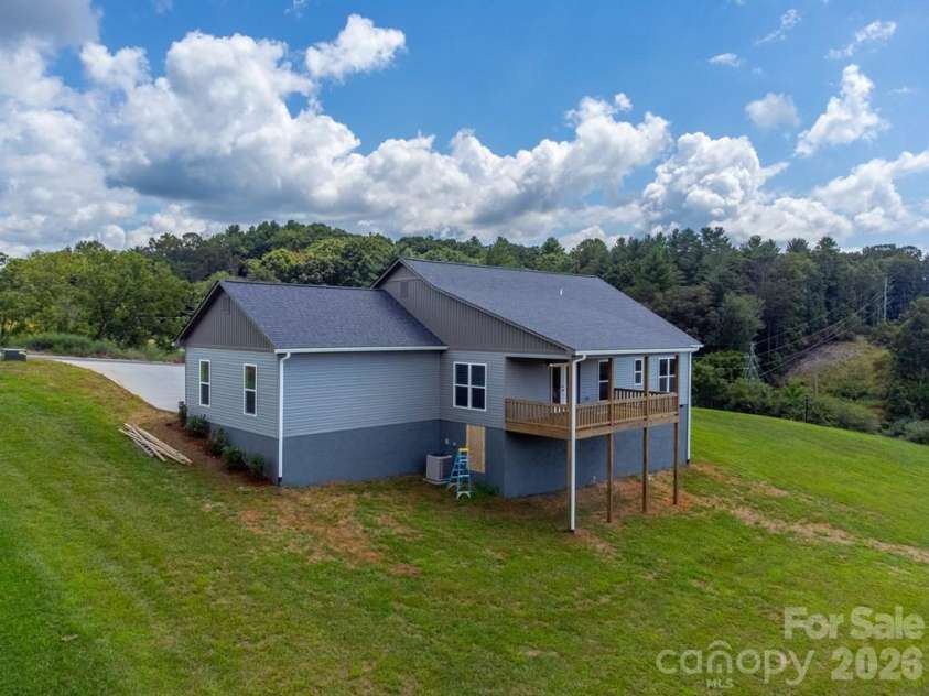 381 Scenic Ridge Circle, Franklin, NC 28734.  MLS# CAR4398880, YatesRealty ID 6029. 