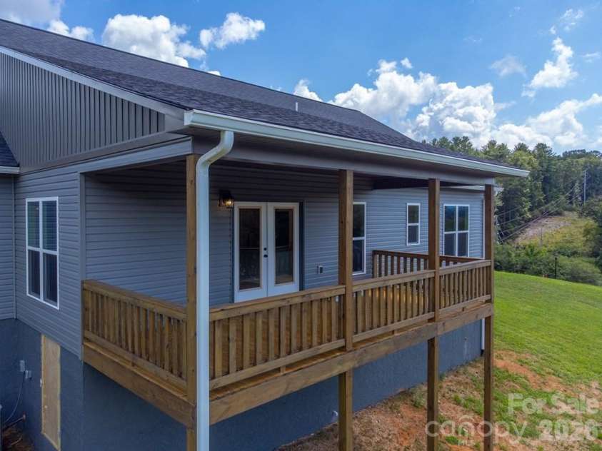 381 Scenic Ridge Circle, Franklin, NC 28734.  MLS# CAR4398880, YatesRealty ID 6029. 