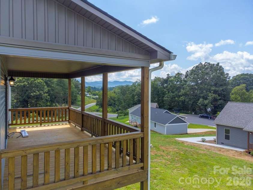 381 Scenic Ridge Circle, Franklin, NC 28734.  MLS# CAR4398880, YatesRealty ID 6029. 