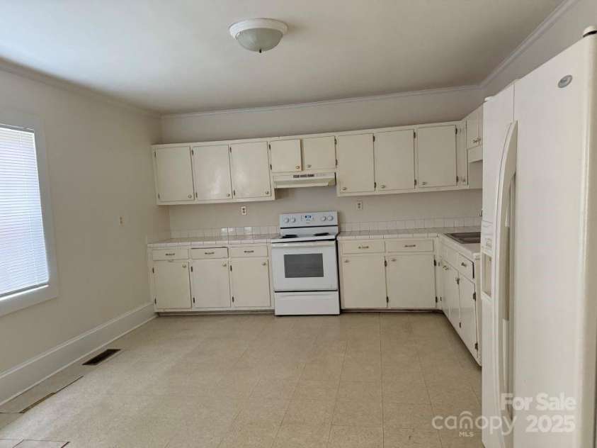 817 JACKSON Street, Salisbury, NC 28144.  MLS# CAR4306184, YatesRealty ID 6030. Kitchen