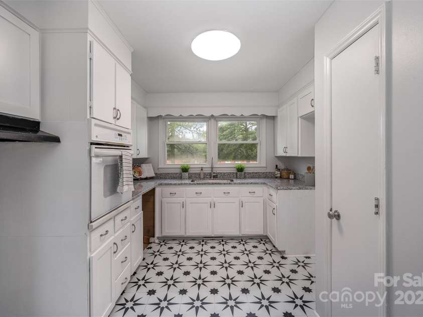 16308 Poplar Tent Road, Huntersville, NC 28078.  MLS# CAR4302372, YatesRealty ID 6033. Kitchen