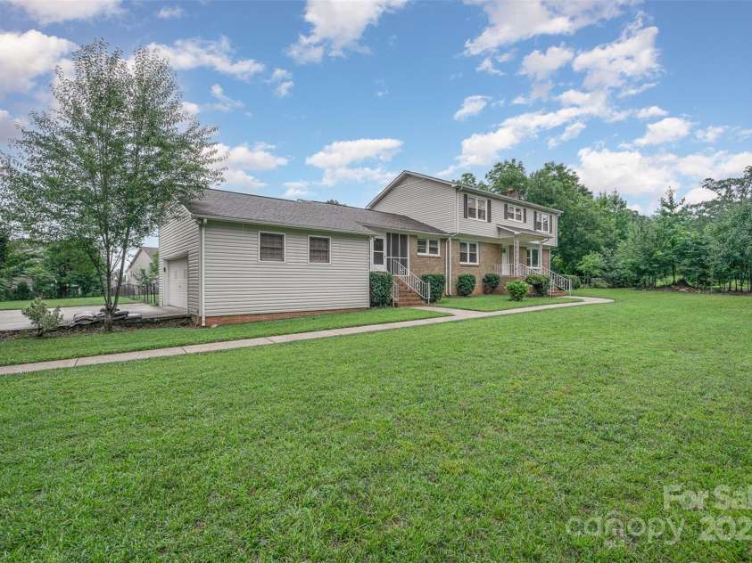 16308 Poplar Tent Road, Huntersville, NC 28078.  MLS# CAR4302372, YatesRealty ID 6033. Main drive