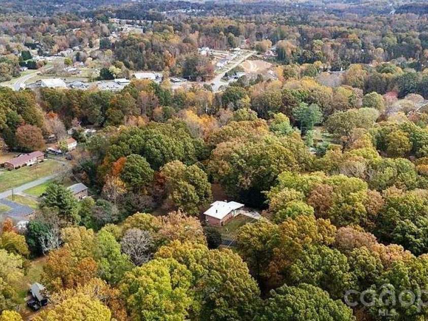 3743 Crosland Road, Winston Salem, NC 27106.  MLS# CAR4360986, YatesRealty ID 6035. 