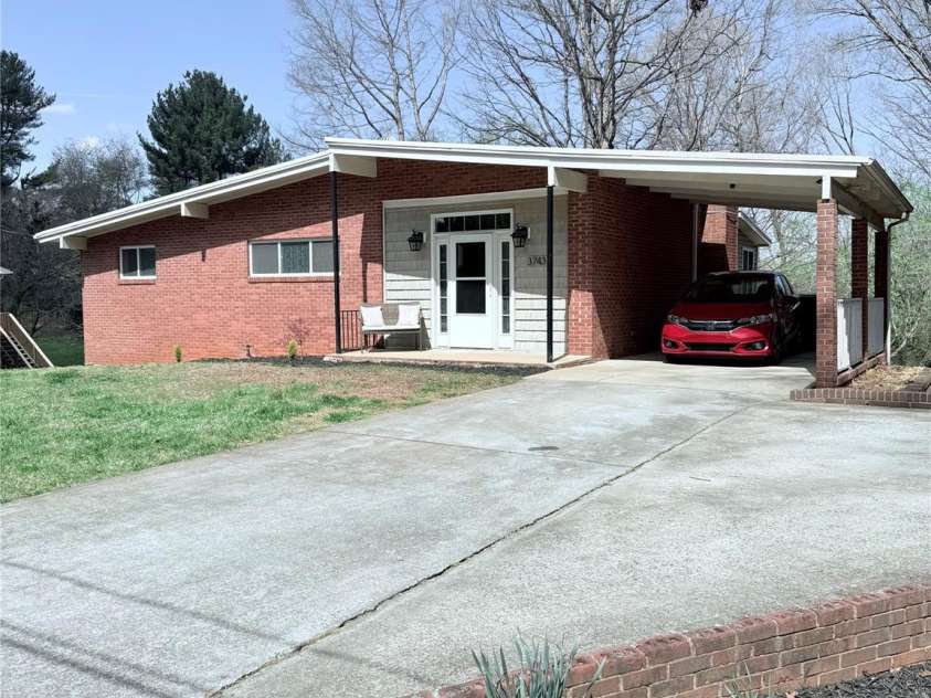 3743 Crosland Road, Winston Salem, NC 27106.  MLS# CAR4360986, YatesRealty ID 6035. 
